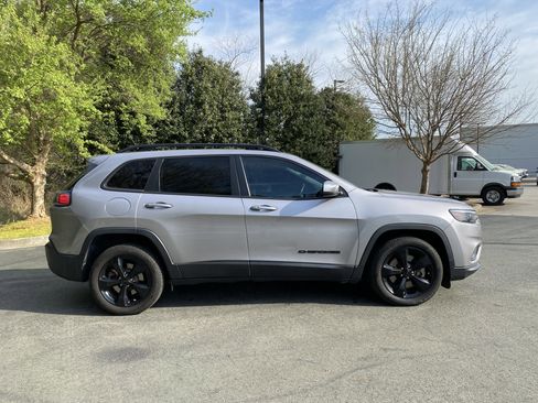 Used 2019 Jeep Cherokee Latitude Plus image 10