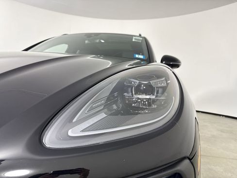 Certified 2025 Porsche Macan S image 11