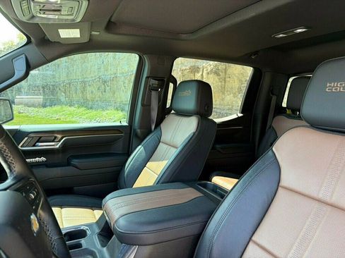 Used 2025 Chevrolet Silverado 1500 High Country w/ High Country Premium Package AWD/4WD image 28