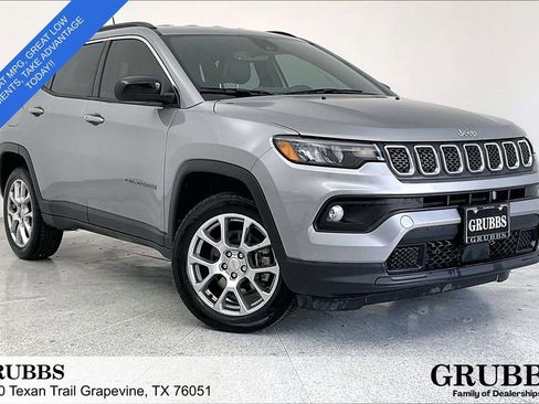 Used 2024 Jeep Compass Latitude image 1