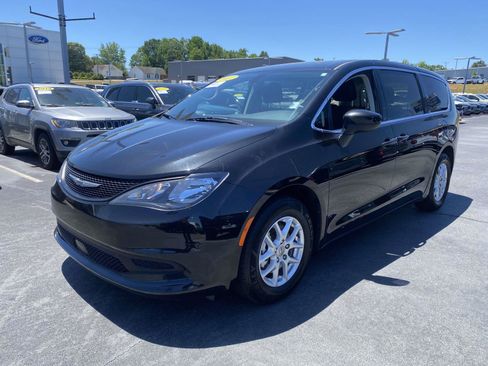 Used 2022 Chrysler Voyager LX FWD image 3