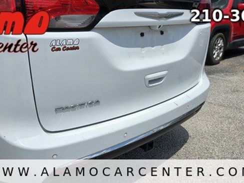 Used 2017 Chrysler Pacifica Touring-L FWD image 11