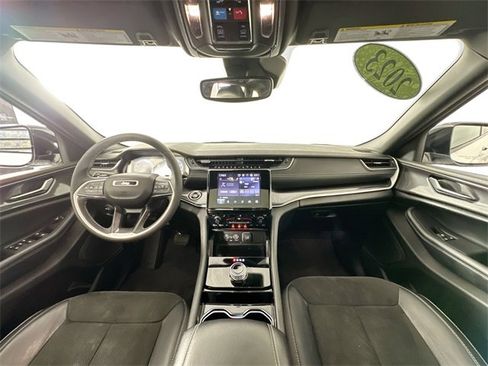 Used 2023 Jeep Grand Cherokee Altitude image 3