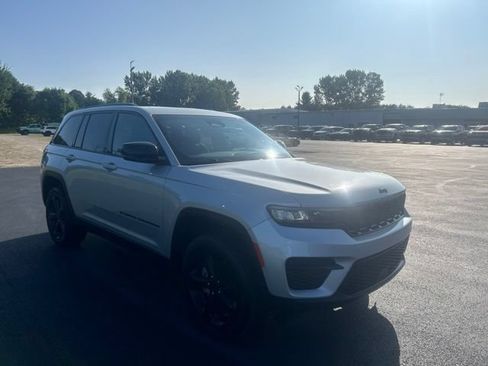 Used 2024 Jeep Grand Cherokee Altitude AWD/4WD image 7