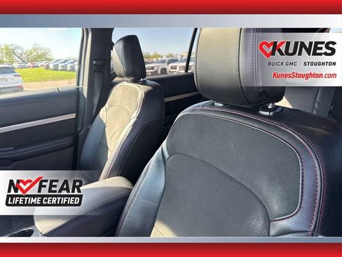 Used 2018 Ford Explorer XLT w/ XLT Appearance Package AWD/4WD image 28