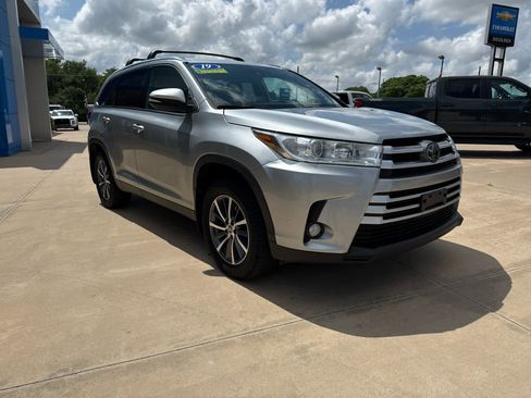 Used 2019 Toyota Highlander XLE image 4