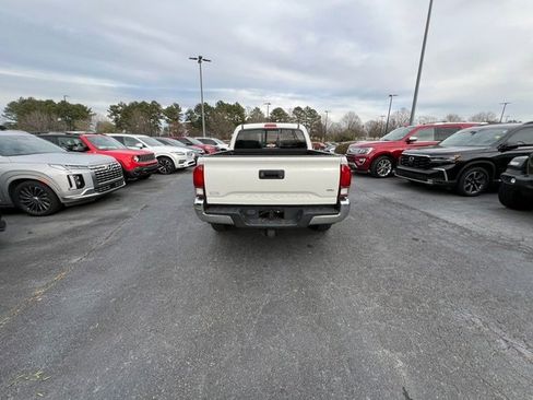 Used 2022 Toyota Tacoma SR image 9