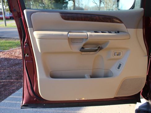 Used 2011 Nissan Armada Platinum w/ 2nd Row Captain Seat Pkg image 11