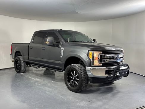 Used 2017 Ford F250 XLT image 2
