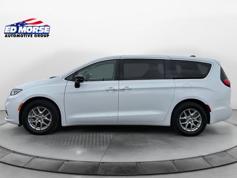 Used 2024 Chrysler Pacifica Touring-L FWD image 2