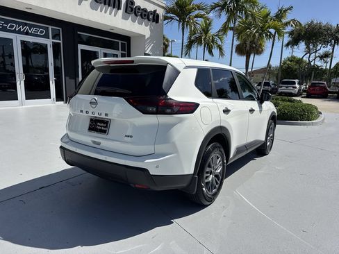 Used 2024 Nissan Rogue S AWD/4WD image 3