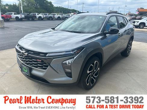 Used 2024 Chevrolet Trax RS w/ Sunroof Package FWD image 7