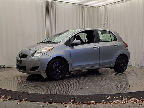 Used 2010 Toyota Yaris 4-Door Hatchback image 3