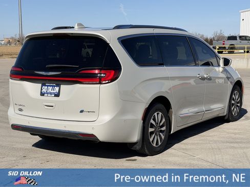 Used 2021 Chrysler Pacifica Limited w/ Premium & Safety Sphere Group image 4