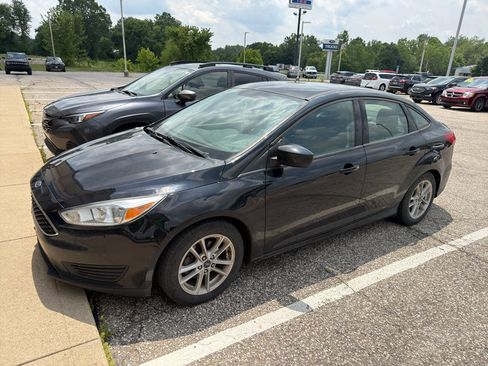 Used 2018 Ford Focus SE FWD image 2