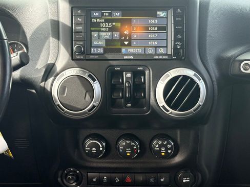 Used 2015 Jeep Wrangler Unlimited Rubicon image 16