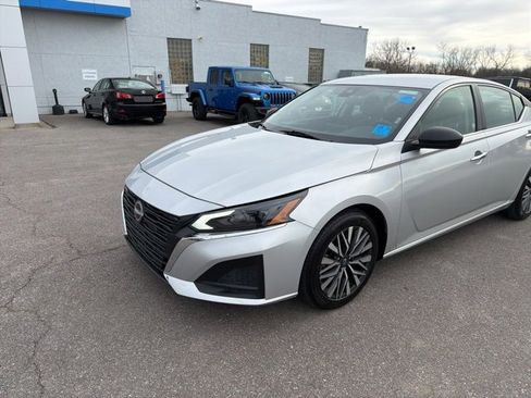 Used 2024 Nissan Altima 2.5 SV image 2