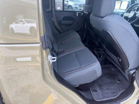 Used 2025 Jeep Gladiator Rubicon AWD/4WD image 14