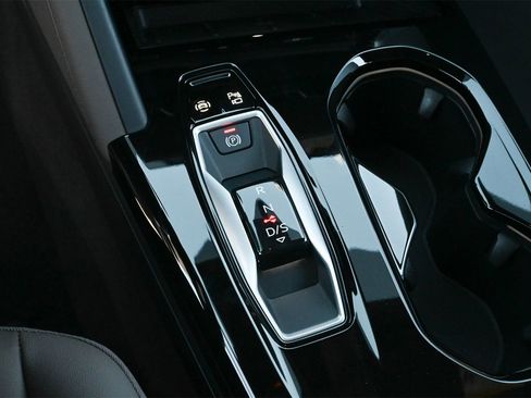 Used 2025 Audi Q5 Premium w/ Convenience Package image 11