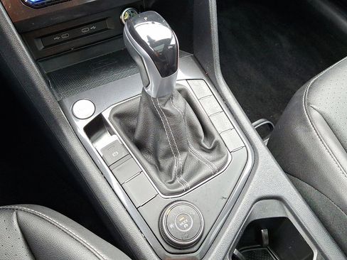 Used 2022 Volkswagen Tiguan SE w/ Panoramic Sunroof Package image 28