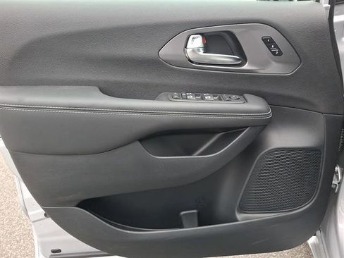 New 2026 Chrysler Pacifica Select image 10