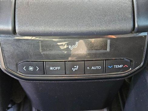 Used 2025 Toyota Highlander LE FWD image 17