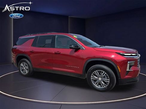 Used 2025 Chevrolet Traverse LT FWD image 1