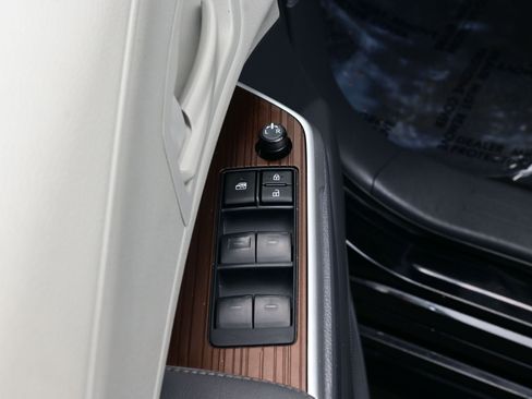 Used 2024 Toyota Sienna LE image 10