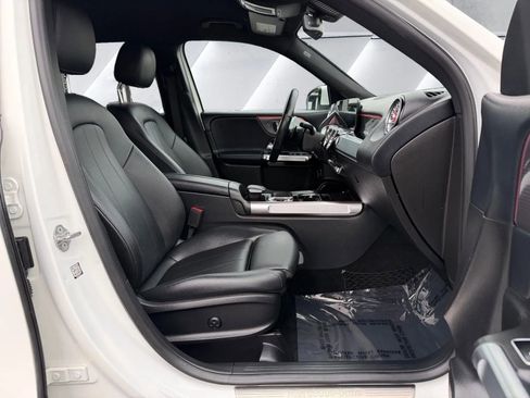 Used 2020 Mercedes-Benz GLB 250 4MATIC w/ Premium Package image 13