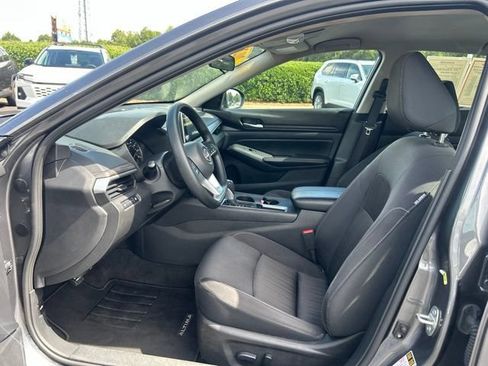 Used 2025 Nissan Altima 2.5 SV FWD image 14