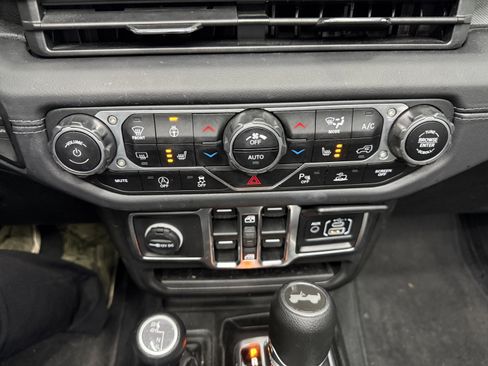 Used 2024 Jeep Wrangler Unlimited Sahara w/ Technology Group AWD/4WD image 17