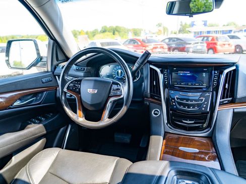Used 2020 Cadillac Escalade ESV Luxury AWD/4WD image 37
