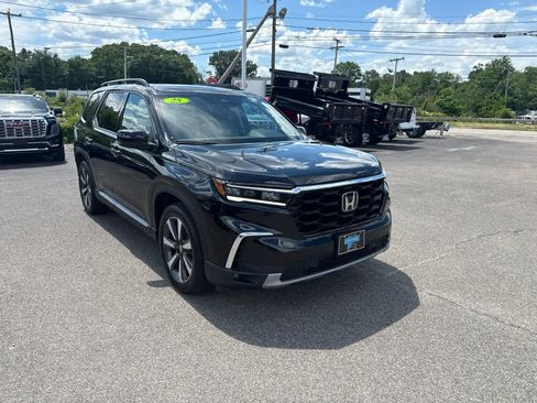 Used 2025 Honda Pilot Touring image 7