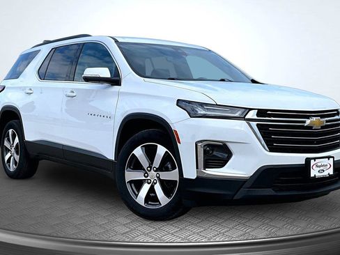 Used 2023 Chevrolet Traverse LT w/ LT Premium Package AWD/4WD image 13