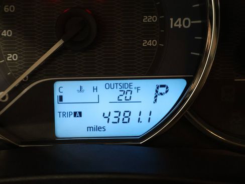 Used 2015 Toyota Corolla LE image 36