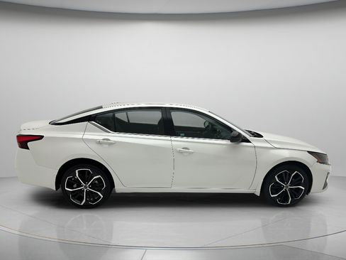 Used 2025 Nissan Altima 2.5 SR AWD/4WD image 6