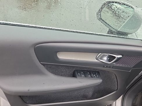 Certified 2025 Volvo XC40 B5 Plus image 3