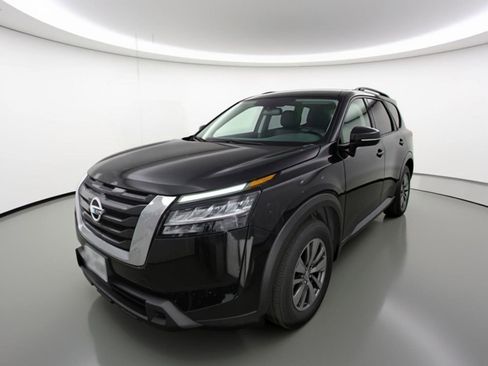Used 2025 Nissan Pathfinder SV FWD image 3