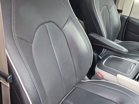 Used 2024 Chrysler Pacifica Limited FWD image 7