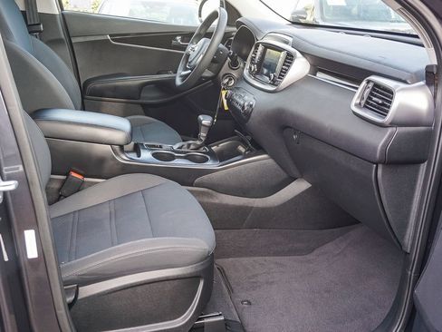 Used 2019 Kia Sorento FWD image 13