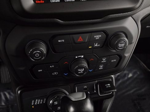 Certified 2023 Jeep Renegade Trailhawk w/ Trailhawk Elite Group image 31