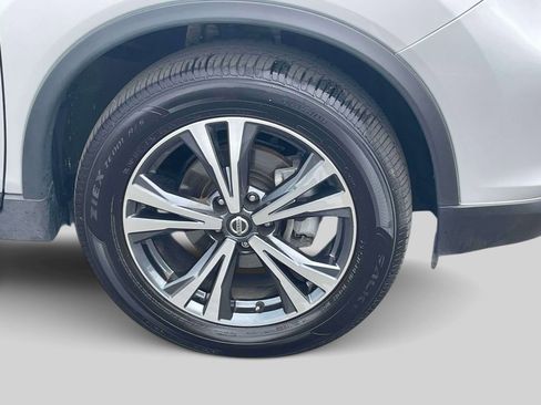 Used 2019 Nissan Rogue SV w/ Premium Package AWD/4WD image 9
