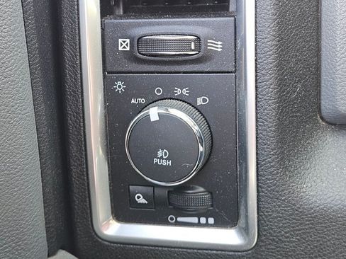 Used 2018 RAM 1500 SLT AWD/4WD image 14