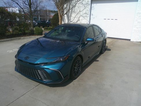 Used 2025 Toyota Camry SE w/ Convenience Package image 6