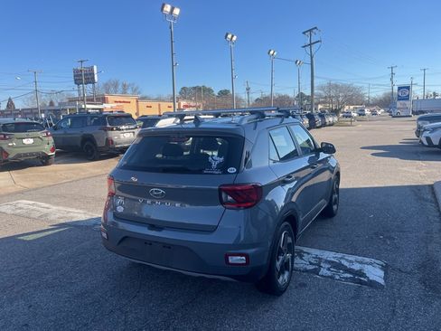 Used 2021 Hyundai Venue SEL image 4