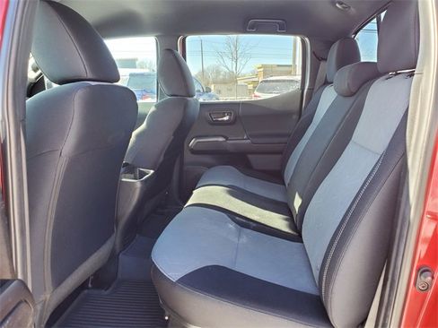 Used 2022 Toyota Tacoma TRD Off-Road image 10