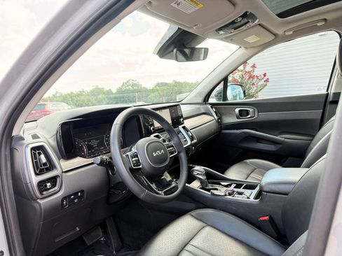 Used 2023 Kia Sorento EX w/ Panoramic Sunroof Package image 16