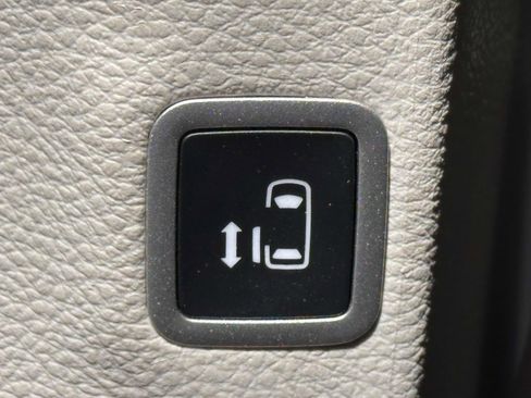 Used 2024 Chrysler Pacifica Touring-L FWD image 22
