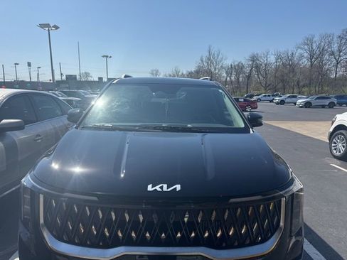 Used 2025 Kia Carnival EX image 2