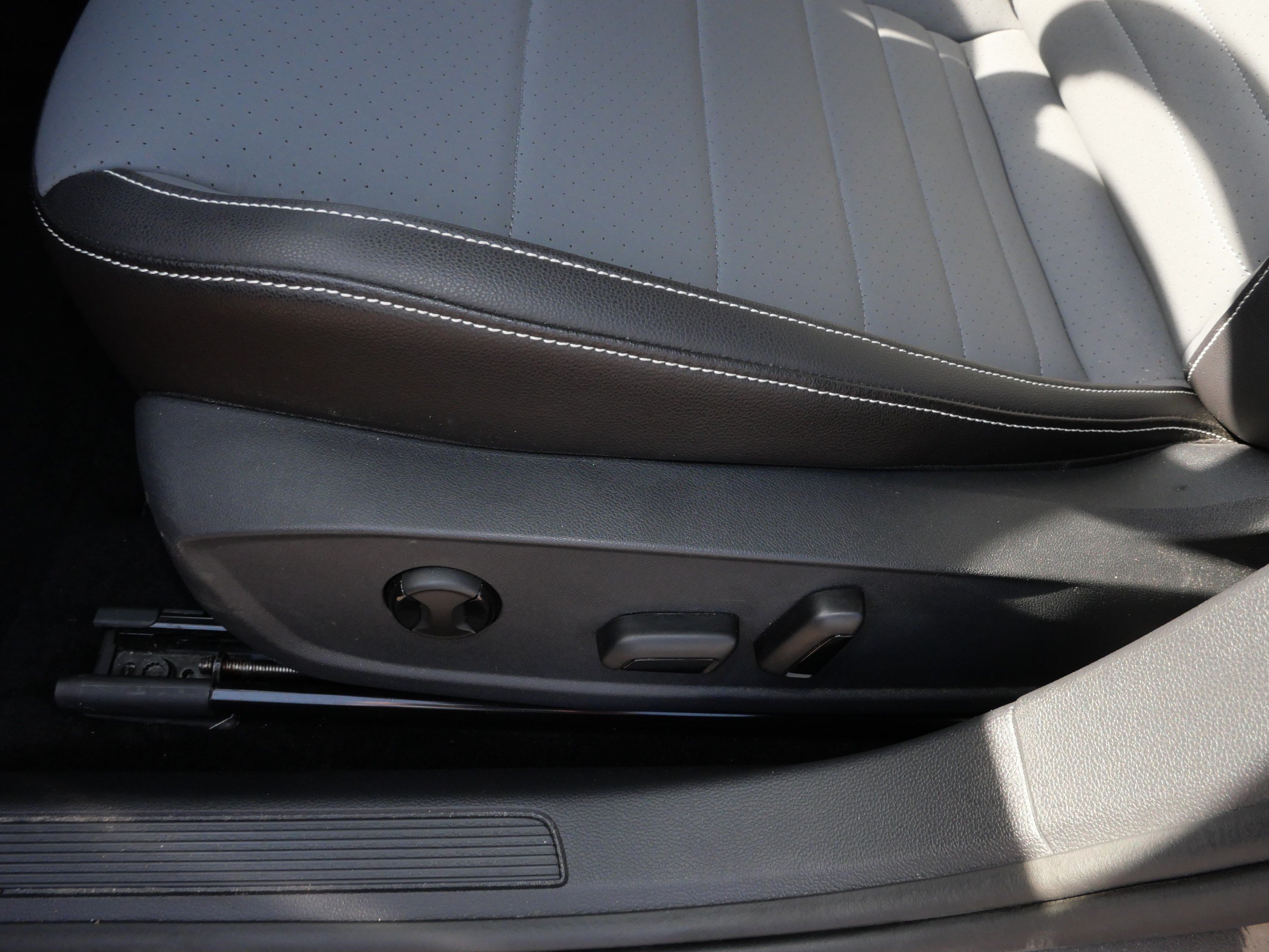 Certified 2025 Volkswagen Jetta SE w/ Sunroof Package FWD image 20